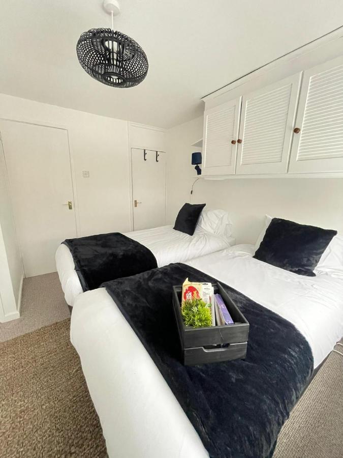 Lovely 1 Bed Home Near Hospital, With Parking & Garden Work Contractor Leisure, Sapphire CBG Exteriér fotografie