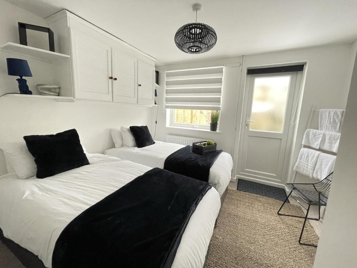 Lovely 1 Bed Home Near Hospital, With Parking & Garden Work Contractor Leisure, Sapphire CBG Exteriér fotografie
