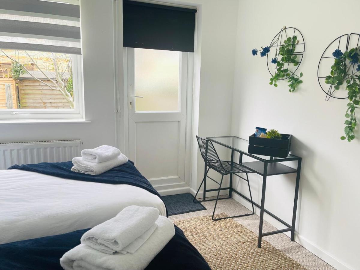 Lovely 1 Bed Home Near Hospital, With Parking & Garden Work Contractor Leisure, Sapphire CBG Exteriér fotografie