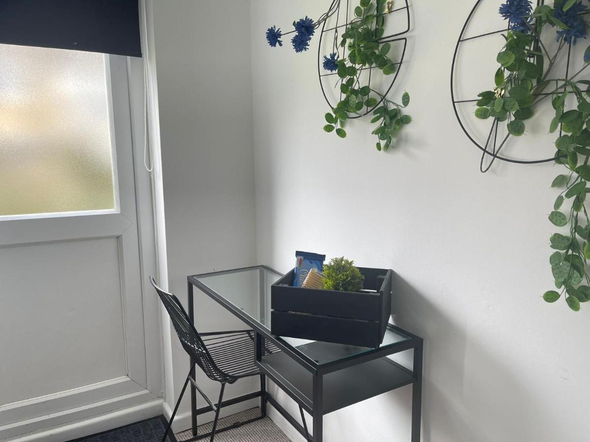 Lovely 1 Bed Home Near Hospital, With Parking & Garden Work Contractor Leisure, Sapphire CBG Exteriér fotografie